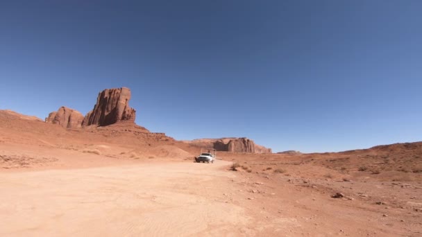 MONUMENT VALLEY, USA - JULI 2019: Überquerung des Canyon in der Sommersaison, Blick von vorne in Zeitlupe — Stockvideo