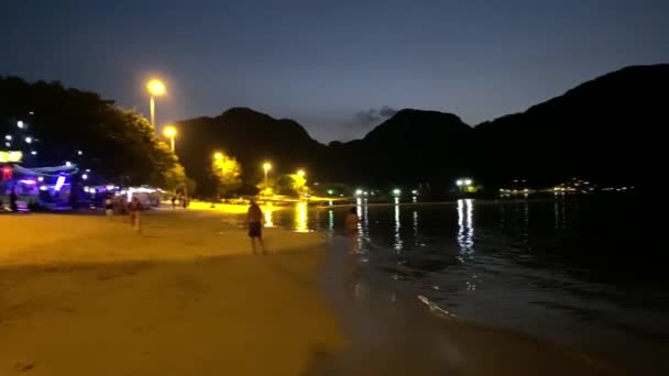 PHI PHI Don, THAILAND - 2019年12月25日：夜间海滩上的游客 — 图库视频影像