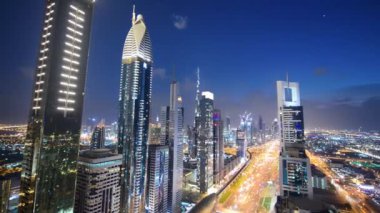 DUBAI, BAE - Aralık 2016: Güzel bir gecede Dubai şehir merkezinin havadan görüntüsü
