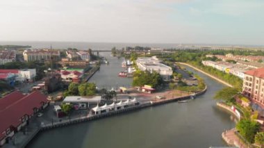 Malezya, İHA 'dan Malacca' nın hava görüntüsü. Güzel bir günde melaka renkli evler