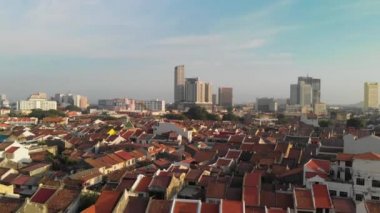 Malezya, İHA 'dan Malacca' nın hava görüntüsü. Güzel bir günde melaka renkli evler