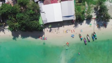 Phi Phi Don Adası, Tayland. Güneşli bir günde İHA 'dan güzel kıyı şeridinin havadan görüntüsü