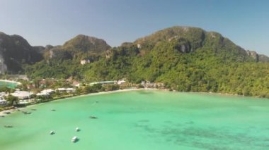 Phi Phi Don Adası, Tayland. Güneşli bir günde İHA 'dan güzel kıyı şeridinin havadan görüntüsü