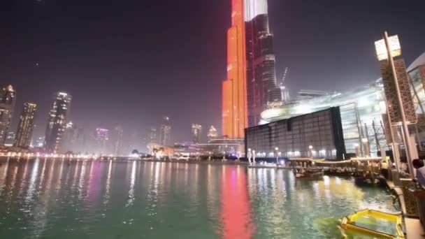 DUBAI, UAE - DECEMBER 2016: View of Burj Khalifa and lake at night — 비디오