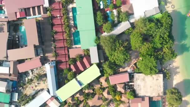 Phi Phi Don Island, Thailand.在阳光灿烂的日子里从无人驾驶飞机上俯瞰美丽的海岸线和家园 — 图库视频影像