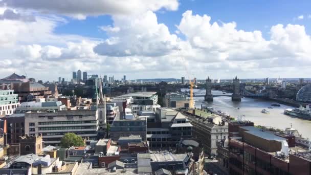 Vista aérea de Londres skyline em um dia nublado, Reino Unido — Vídeo de Stock