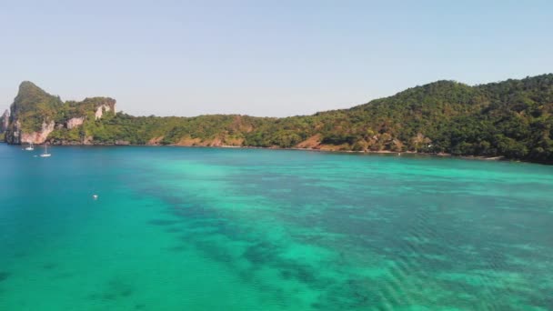 Phi Phi Don Island, Thailand. Flygfoto över vackra kusten från drönare på en solig dag — Stockvideo