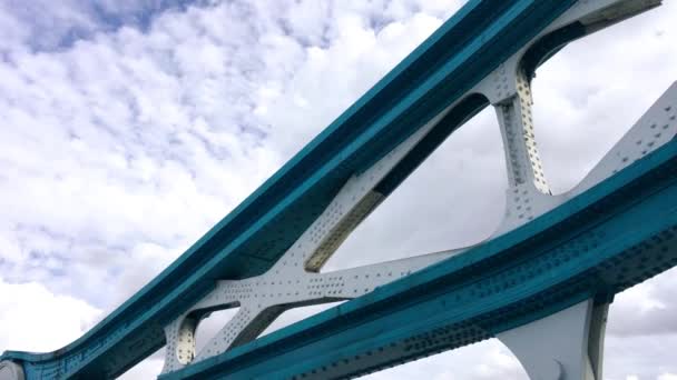 Torre estrutura da ponte contra um céu ensolarado, Londres — Vídeo de Stock