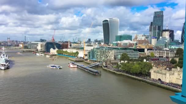 Вид с воздуха на Лондон вдоль реки Темзы в летний день, Великобритания — стоковое видео