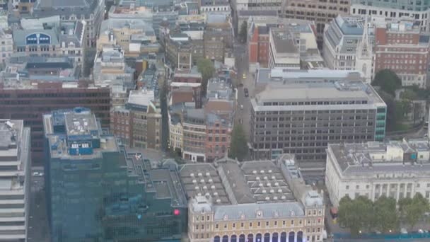 Вид с воздуха на Лондон в облачный день, Великобритания — стоковое видео