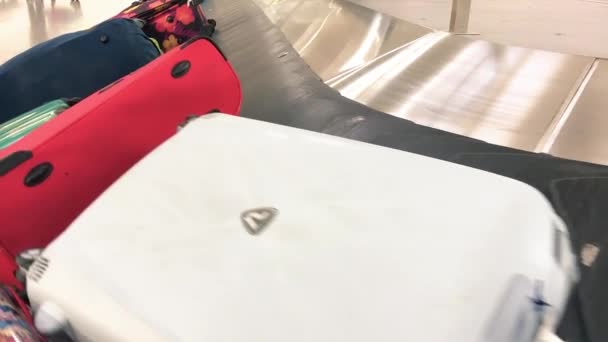 空港内のローラーコンベア上の荷物袋。到着手荷物請求コンセプト — ストック動画