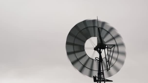 Lames de moulin à vent exposées au vent contre le ciel blanc — Video