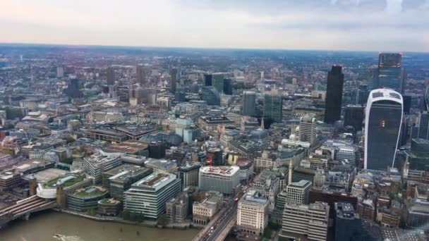 Luftaufnahme der Londoner Skyline an einem bewölkten Tag, Großbritannien — Stockvideo