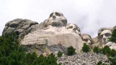 Yaz mevsiminde Rushmore Dağı 'nın muhteşem panoramik manzarası