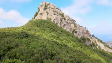 Elba Adası, İtalya. Dağların ve manzaranın insansız hava araçlarından inanılmaz bir manzara.