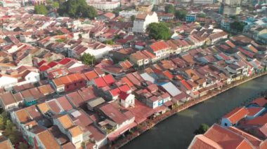 Malezya, İHA 'dan Malacca' nın hava görüntüsü. Güzel bir günde melaka renkli evler