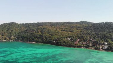 Phi Phi Don Adası, Tayland. Güneşli bir günde İHA 'dan güzel kıyı şeridinin havadan görüntüsü