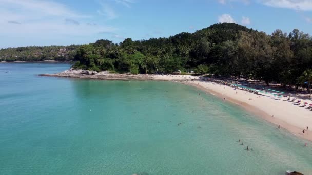 Surin Sahili, Phuket. Uçan İHA 'dan hava görüntüsü — Stok video