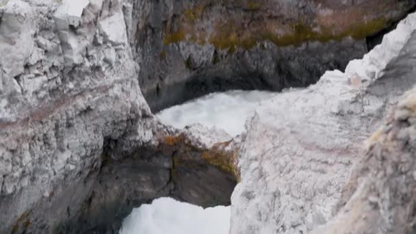 Watervallen van Hraunfossar in IJsland — Stockvideo