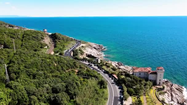 Erstaunliche Luftaufnahme der toskanischen Küste im Gebiet von Calafuria, Italien. Zeitlupe — Stockvideo