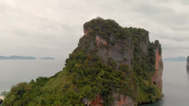 Koh Aleil i okoliczne wyspy w prowincji Krabi, Tajlandia. Widok z lotu ptaka w pochmurny dzień — Wideo stockowe