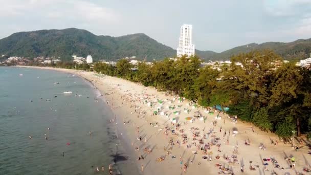 วิวทางอากาศที่น่าทึ่งของหาดป่าตอง และทัศน์เมืองภูเก็ตตอนพระอาทิตย์ตก ประเทศไทย — วีดีโอสต็อก
