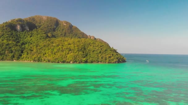 Νήσος Φι Φι Ντον, Ταϊλάνδη. Αεροφωτογραφία της όμορφης ακτογραμμής από drone σε μια ηλιόλουστη μέρα — Αρχείο Βίντεο