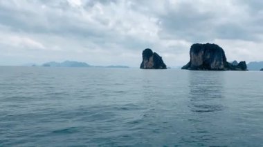 Tayland kıyıları Phuket bölgesinde hareket halindeki bir tekneden görüldüğü gibi.