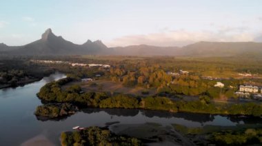 Mauritius 'un Flic En Flac Beach' ten gün batımındaki hava görüntüsü.