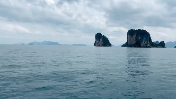 Thajsko pobřeží, jak je vidět z pohybující se lodi v oblasti Phuket — Stock video