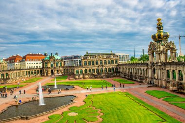 DRESDEN, GERMANY - 15 Temmuz 2016: Dresdner Zwinger Grand Building ve çevresindeki bahçeler ve galeriler