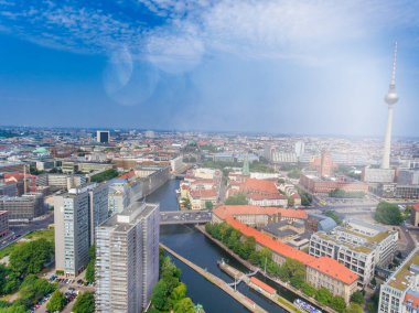 Berlin şehir manzarası yaz mevsiminde insansız hava aracından şehir simgeleri ve mavi gökyüzü