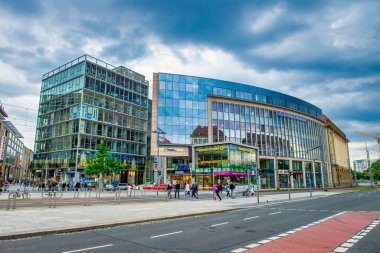 DRESDEN, GERMANY - 14 Temmuz 2016: Bulutlu bir günde Bibliotek ve Modern AVM yakınlarında yürüyen turistler
