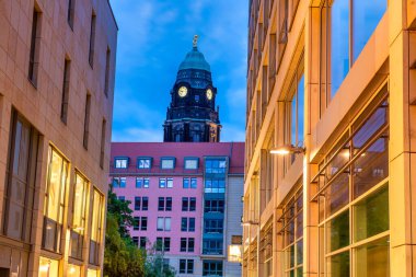 Dresden 'in modern ve antik binaları gece, Almanya