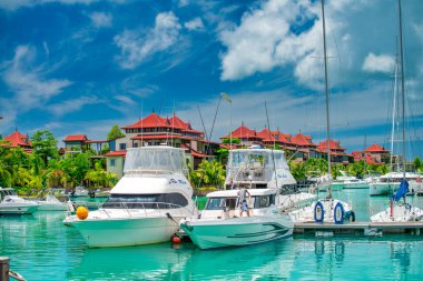 MAHe, SEYCHELLES - 15 Eylül 2017: Eden Adası 'nın küçük limanına demirlemiş sürat tekneleri ve botlar