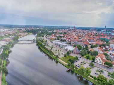 Bulutlu bir günde, Lubeck şehrinin panoramik hava manzarası, Almanya