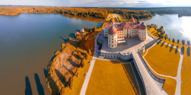Güneşli bir günde, Moritzburg Kalesi 'nin panoramik hava manzarası, Almanya