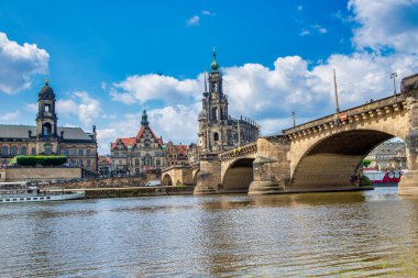 DRESDEN, GERMANY - 16 Temmuz 2016: Dresden şehir simgeleri ve güzel bir yaz gününde Augustus Köprüsü