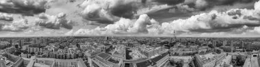 Günbatımında Berlin 'in panoramik hava manzarası. Yaz mevsiminde Almanya' nın Spree nehri boyunca uzanan büyük şehir simgeleri.