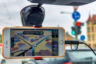 DRESDEN, GERMANY - 14 Temmuz 2016: GPS ile şehrin içine sürmek