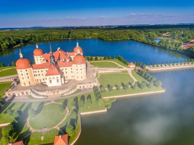 Güneşli bir günde, Moritzburg Kalesi 'nin panoramik hava manzarası, Almanya
