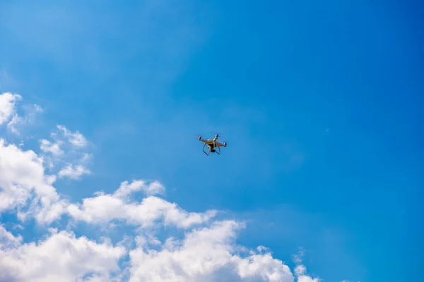 Repülő Drón Kék Égen Technológiai Koncepció — Stock Fotó