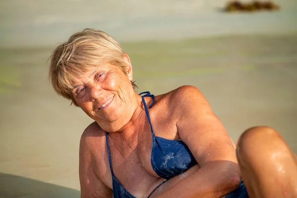 Felice Donna Anziana Sulla Spiaggia Sorridente Godendo Sue Vacanze — Foto Stock