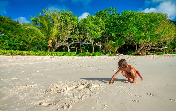Genç Kız Güzel Bir Tropikal Plajda Oynuyor — Stok fotoğraf