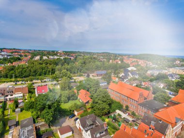 Güneşli bir günde, Travemunde şehrinin panoramik hava manzarası, Lubeck Bölgesi - Almanya