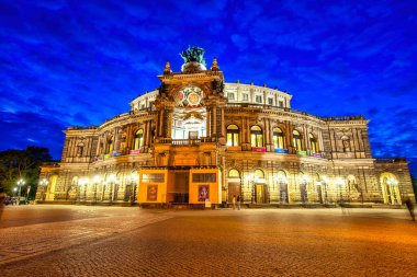 DRESDEN, Almanya - 15 Temmuz 2016: Turistler Central City Meydanı 'nda gece hayatının tadını çıkarıyorlar