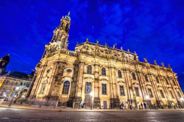 DRESDEN, Almanya - 15 Temmuz 2016: Turistler Central City Meydanı 'nda gece hayatının tadını çıkarıyorlar