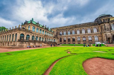DRESDEN, GERMANY - 15 Temmuz 2016: Dresdner Zwinger Grand Building ve çevresindeki bahçeler ve galeriler