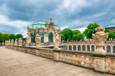 DRESDEN, GERMANY - 15 Temmuz 2016: Dresdner Zwinger Grand Building ve çevresindeki bahçeler ve galeriler