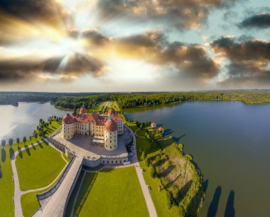 Güneşli bir günde, Moritzburg Kalesi 'nin panoramik hava manzarası, Almanya